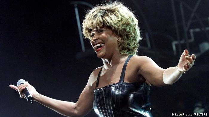 Fanáticos llevan ofrenda a casa de Tina Turner para recordarla