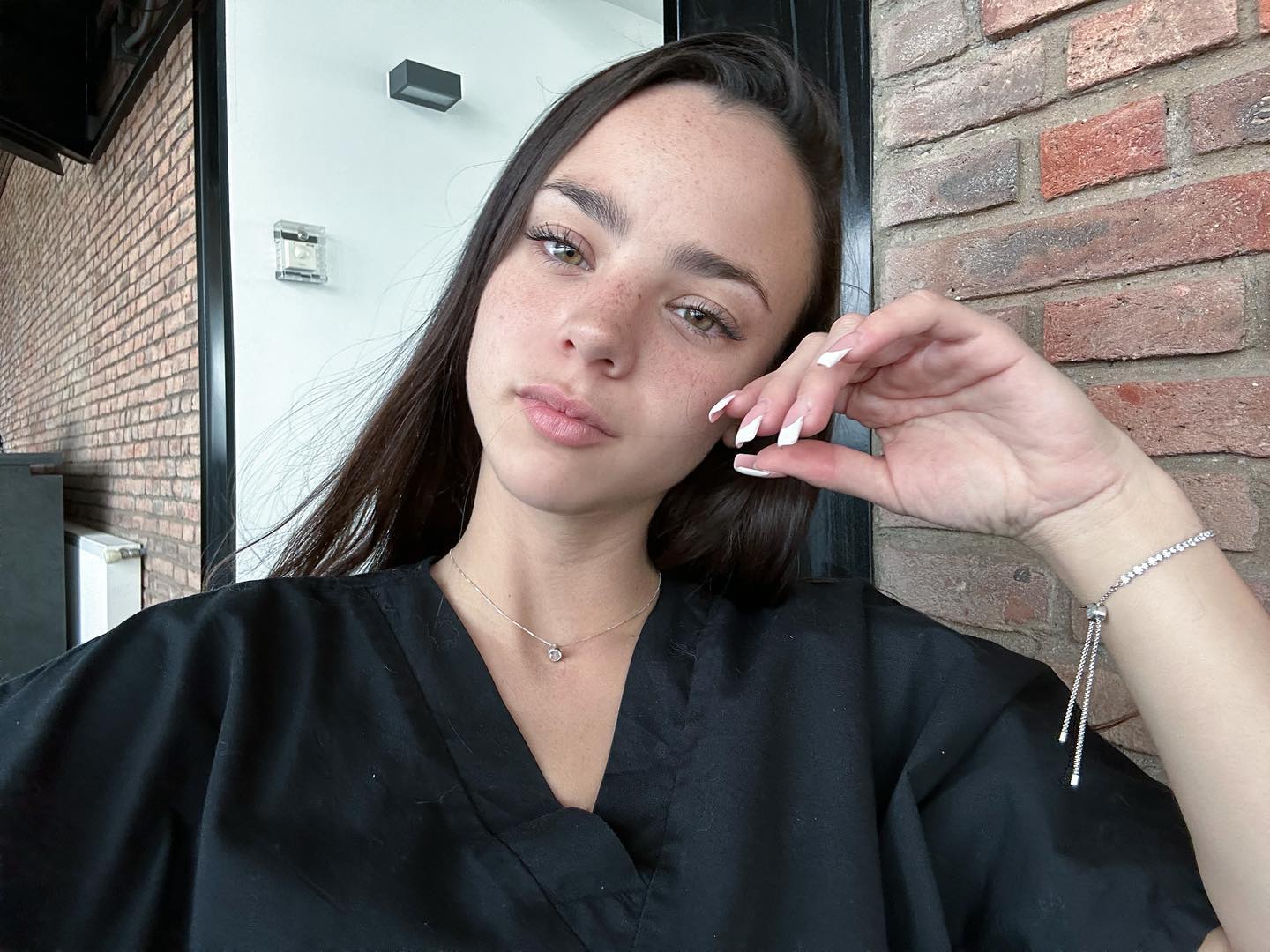 Influencer chilena Connie Möll reveló la gran suma de dinero que recibe  sólo por vender fotos de pies en OnlyFans