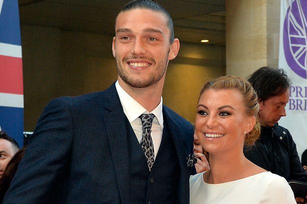 Carroll junto a su novia Billi Mucklow - Daily Mirror