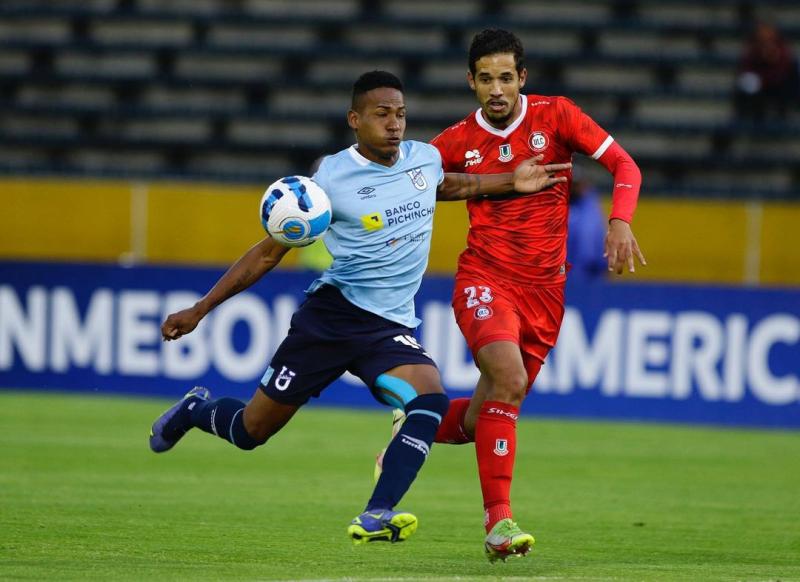 Pedre Henrique en el partido entre Unión La Calera y Universidad Católica de Ecuador por Copa Sudamericana.