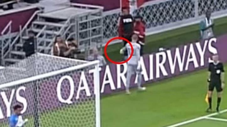 Redmayne le esconde los apuntes a Gallese, portero de Perú.