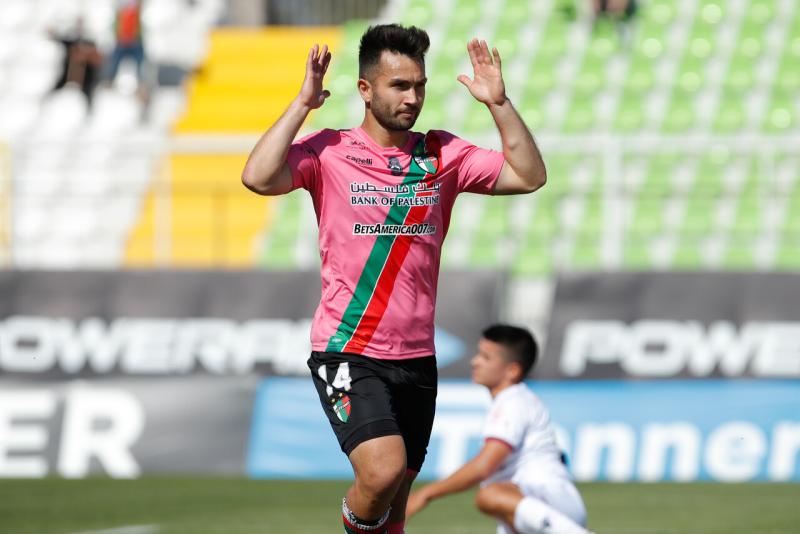 Carlos Villanueva volvió a Chile para jugar por Palestino. Imagen: Agencia Uno.