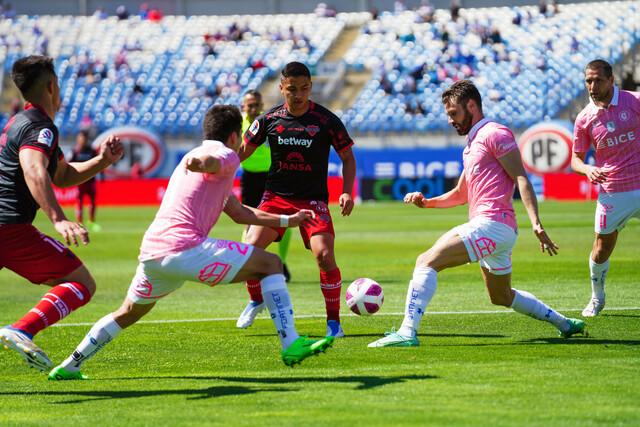 La UC se fue al descanso con un 2-0 a favor ante Ñublense.