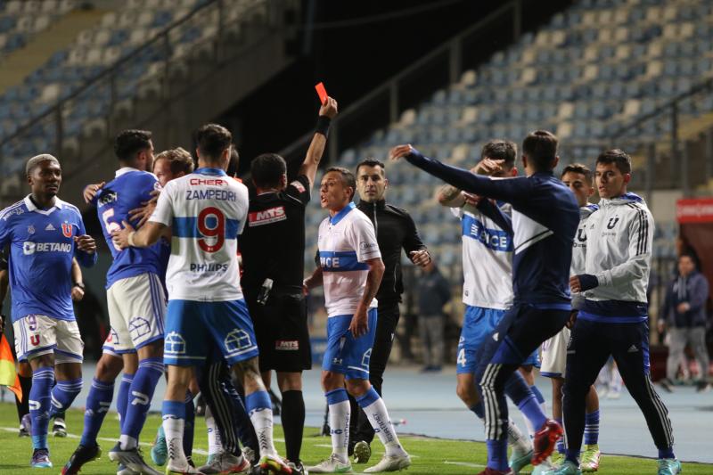 Fabián Orellana fue expulsado por su descontrolada reacción ante la U.