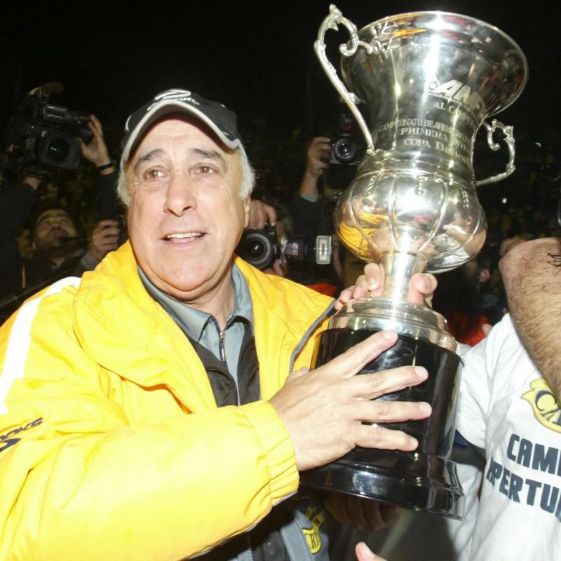 Nelson Acosta festeja el título conseguido en Everton de Viña del Mar.