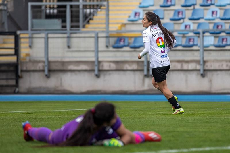 Yenny Acuña se lució en la goleada de Santiago Morning.