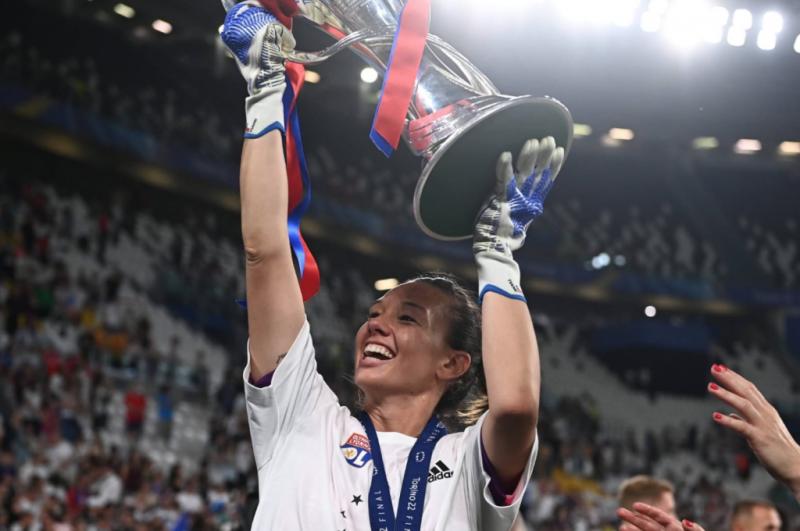 Christiane Endler celebrando la Champions League.