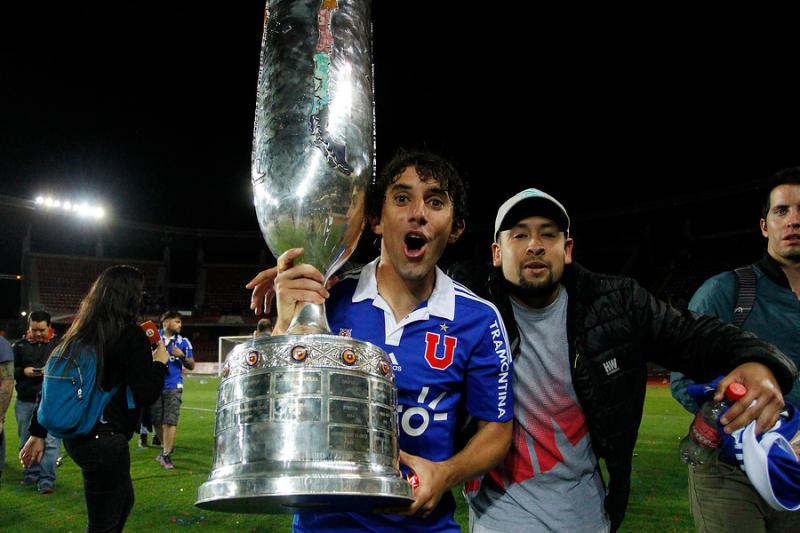 Mathías Corujo levantando un título en Universidad de Chile