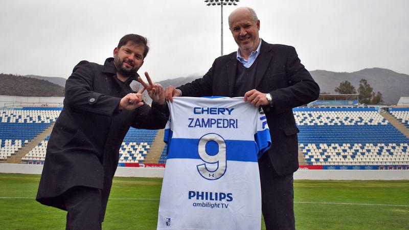 El Presidente Gabriel Boric recibió una camiseta de Fernando Zampedri.