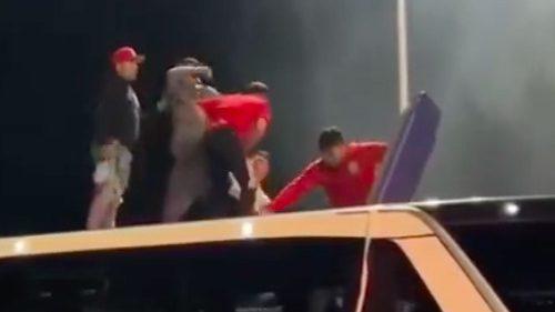 "Hinchas" intentaron quitarle indumentaria la jugador de Curicó Unido y tras negarse lo agredieron.