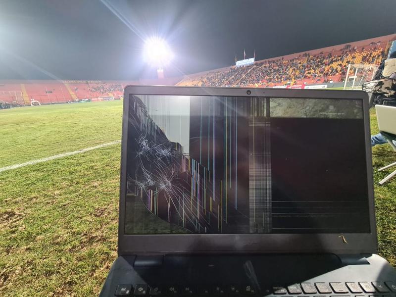 Paolo Hurtado es acusado de patear un notebook en el estadio Santa Laura. Imagen: Braulio Rojas Manzo.