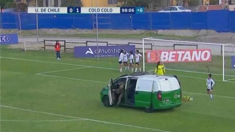 Javiera Grez debió dejar el partido entre Colo Colo y la U através de una patrulla.