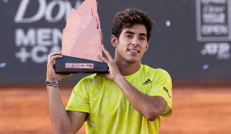 Garin alzando el título del ATP de Santiago 2021
