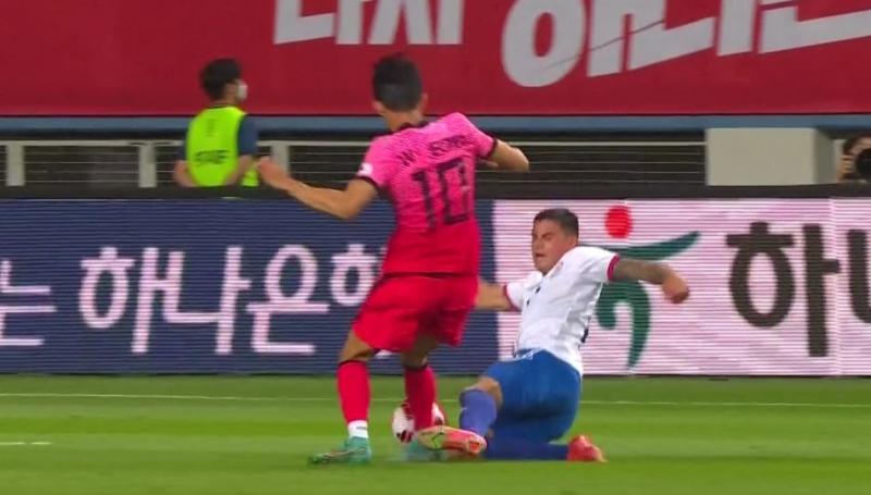 Alex Ibacache fue expulsado en la derrota de la Roja ante Corea del Sur, en el debut de Eduardo Berizzo como DT.