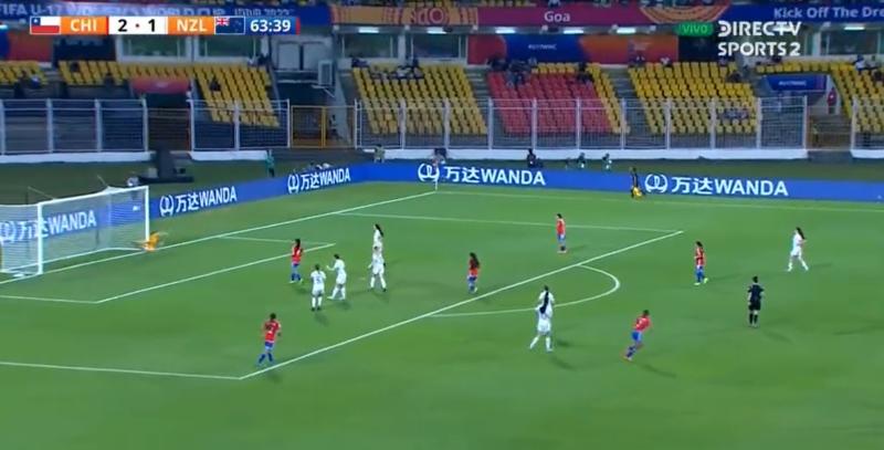 El disparo de Anaís Cifuentes que terminó como gol para La Roja.