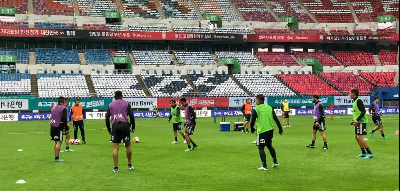 Gary Medel y el resto de los jugadores de la Roja ya se encuentra trabajando en Corea del Sur.