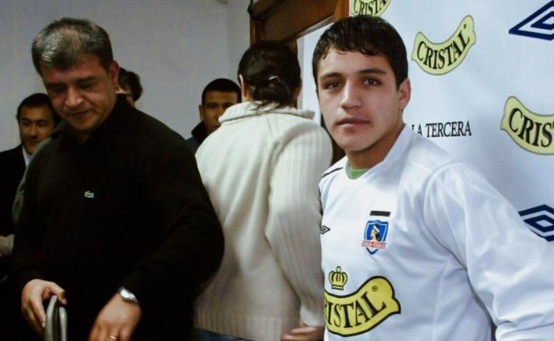 Alexis Sánchez firmando por el Colo-Colo de Claudio Borghi a los 17 años.