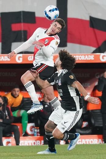 Maxi Falcón en Colo Colo vs River Plate.