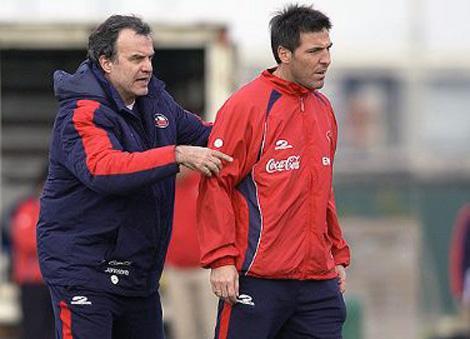 Marcelo Bielsa y Eduardo Berizzo trabajando con la selección chilena.