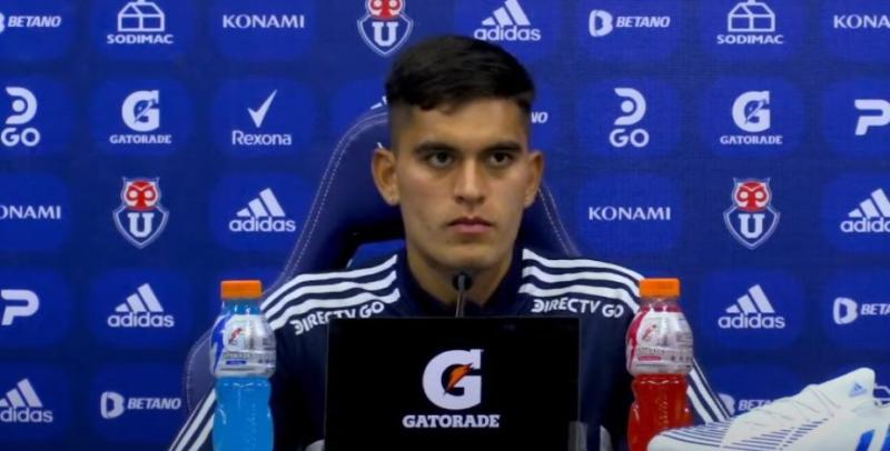 Daniel Navarrete jugador de la U en conferencia.