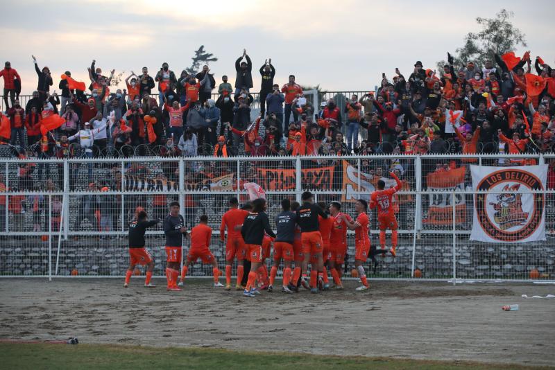 Cobreloa festejó con su hinchada en la Región Metropolitana.