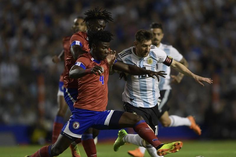 Ricardo Adé marcando a Lionel Messi.