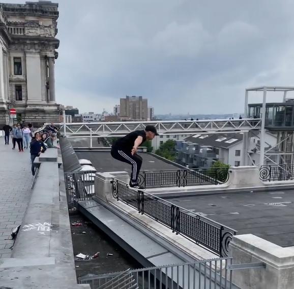 Carlos Araya practicando parkour en Europa.