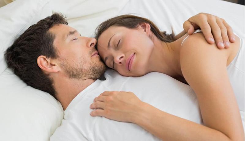 Estudio reveló que dormir en pareja reduce el estrés y genera un mejor descanso