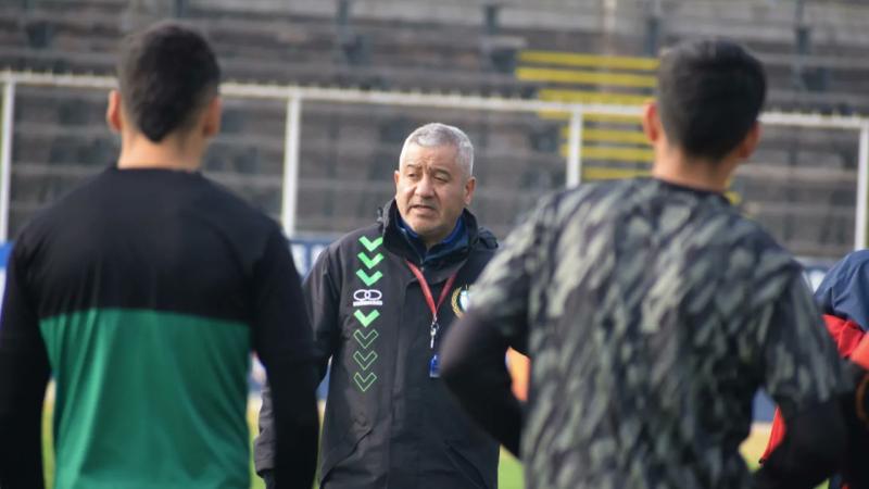 César Bustamante, DT de General Velásquez, ya prepara el partido ante los azules