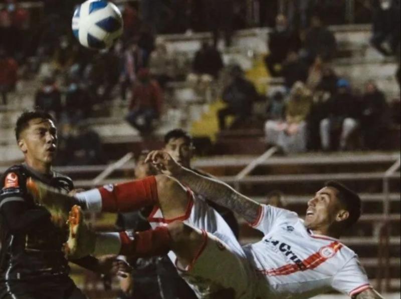 Jean Paul Pineda fue expulsado en la Primera B