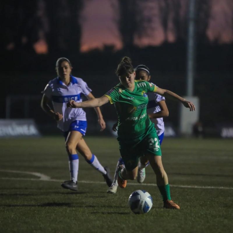 Camila Silva anotó un golazo por Audax Italiano.