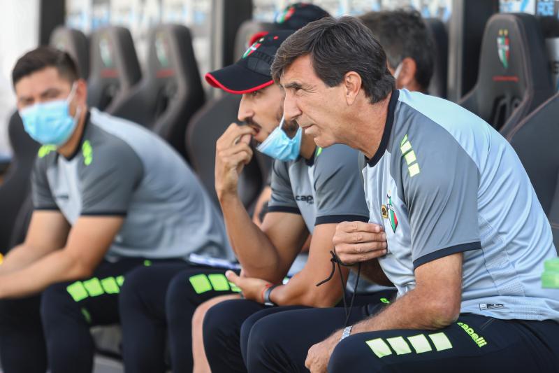 Gustavo Costas en la banca de Palestino