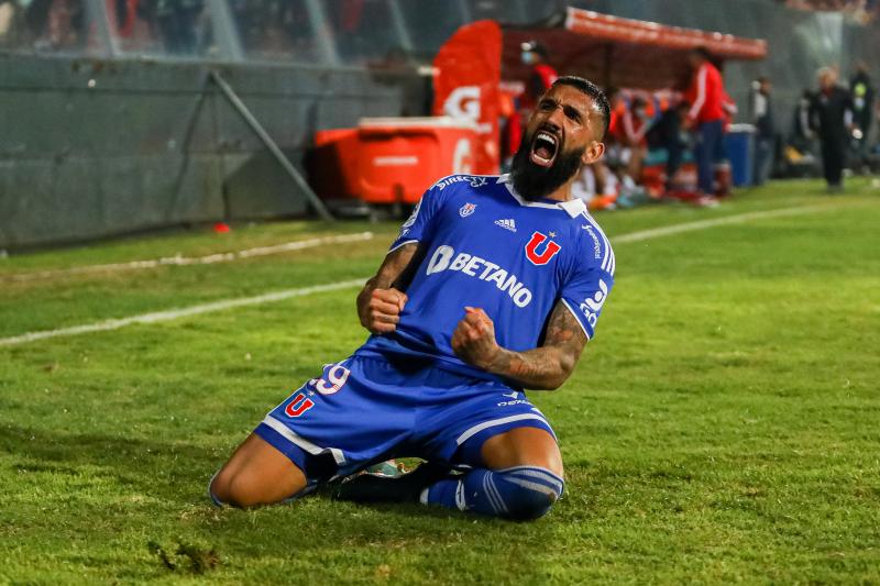 Ronnie Fernández festejando su gol ante Deportes La Serena