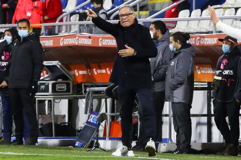 Ariel Holan espera por más refuerzos en la UC