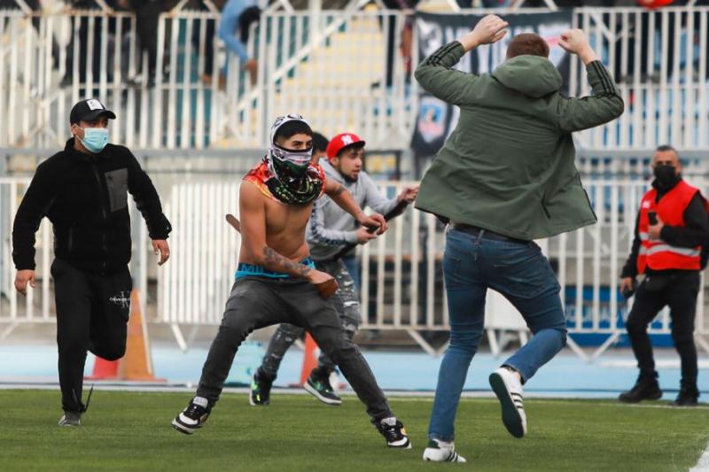 Barristas de Colo Colo provocaron incidentes en el duelo de Colo Colo y Audax Italiano.