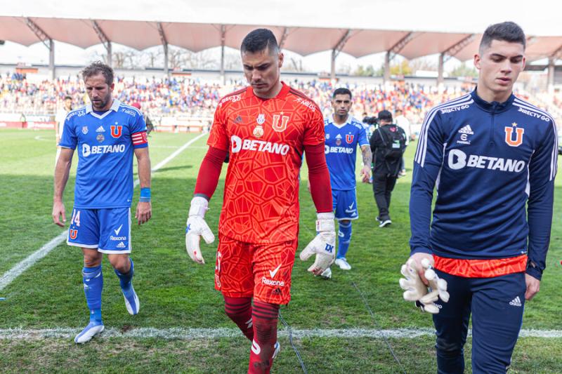 La U sufrió una dolorosa caída ante Colo Colo en el Superclásico