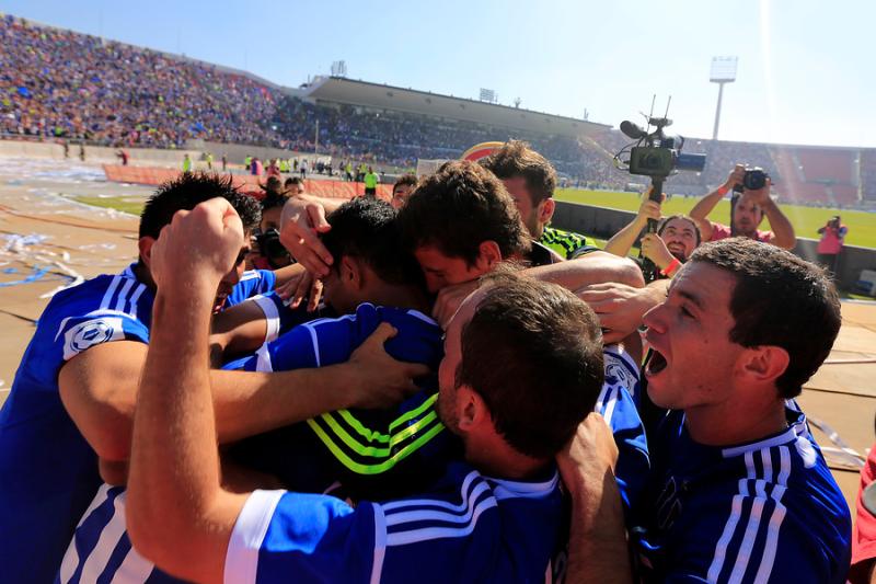 El festejo de la U tras vencer a Colo Colo en 2013 - Agencia Uno