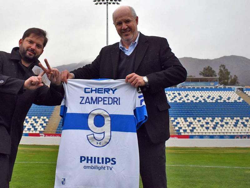 Juan Tagle, presidente de la UC, junto al presidente Gabriel Boric.