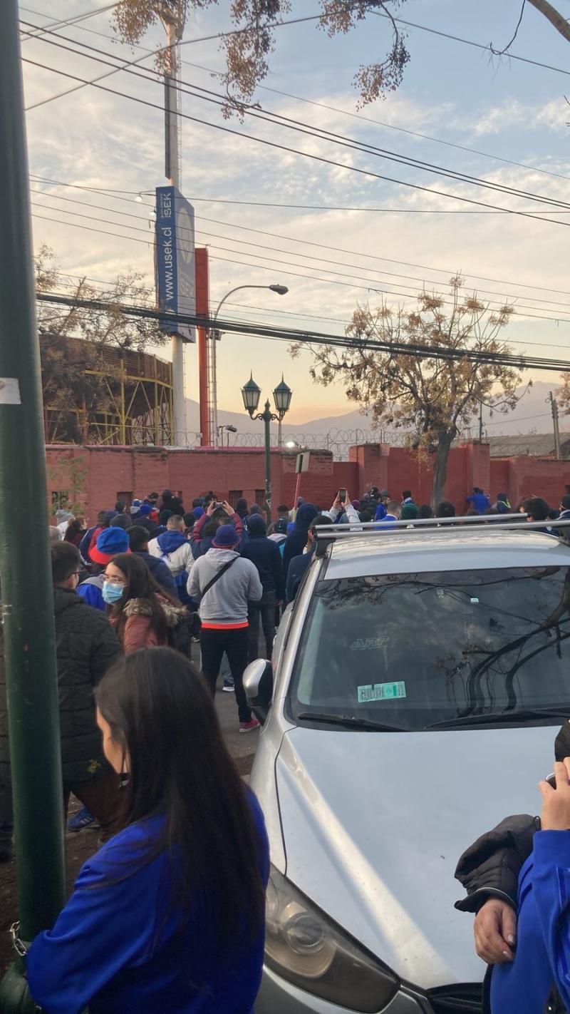 Muchos hinchas de Universidad de Chile seguían afuera del estadio cuando el partido había comenzado. Imagen: Andrea Mora.