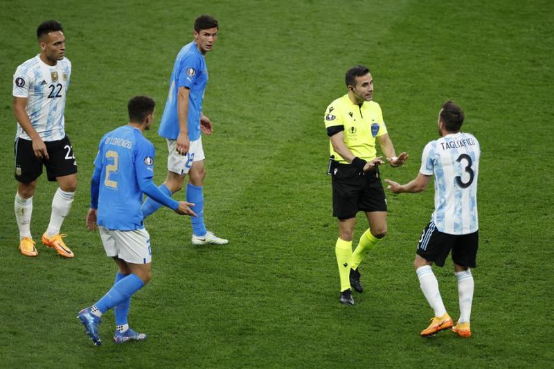 Piero Maza dirigirá su primer Superclásico del fútbol chileno.