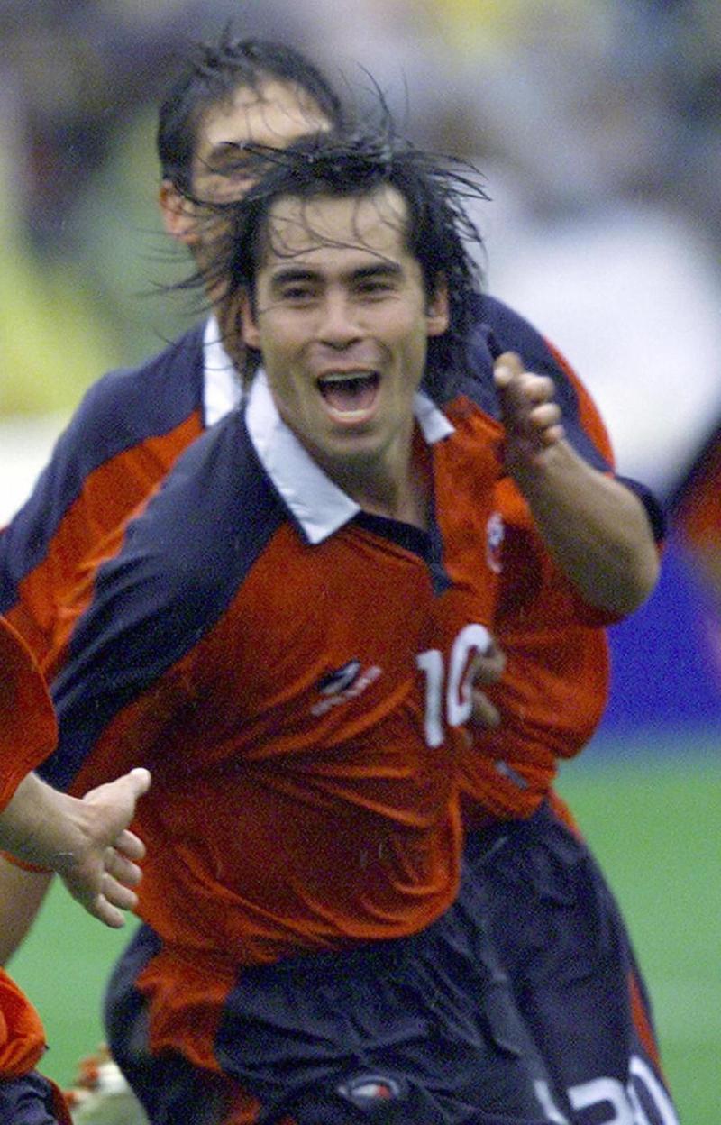 Patricio Galaz jugando por la Roja.