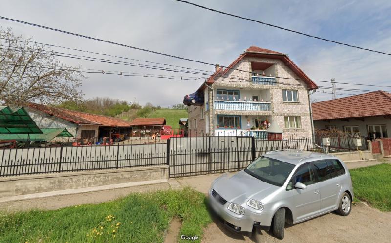 El auto volador: Google Maps capta a vehículo estrellado en segundo piso de una casa