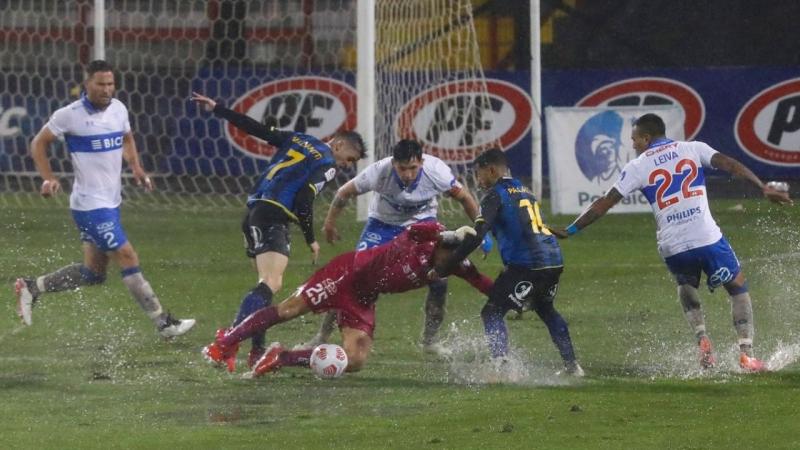 En agosto de 2021, Huachipato y la UC jugaron bajo la lluvia en el mismo recinto. La lluvia había empezado con el partido.
