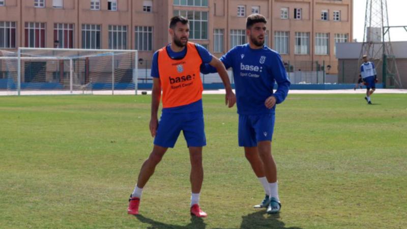 Iker Hernández (de peto naranja) en un entrenamiento de la UD: Melilla (foto: UD: Melilla)