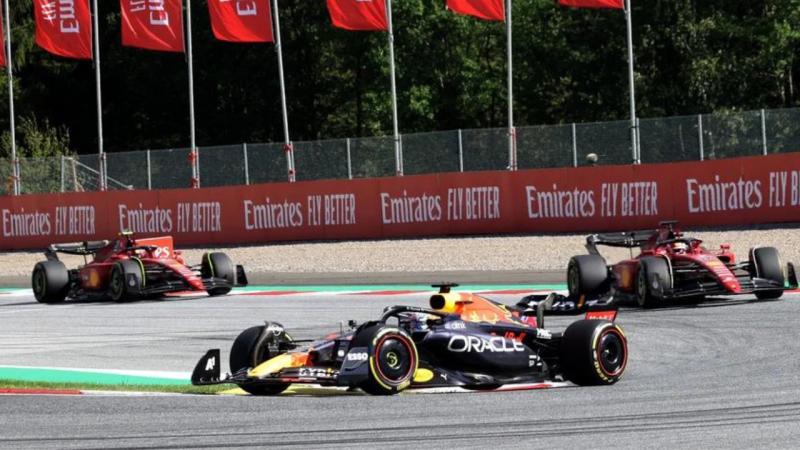 Los vehículos de la Ferrari se quedaron tras el líder de la Formula 1 Max Verstappen