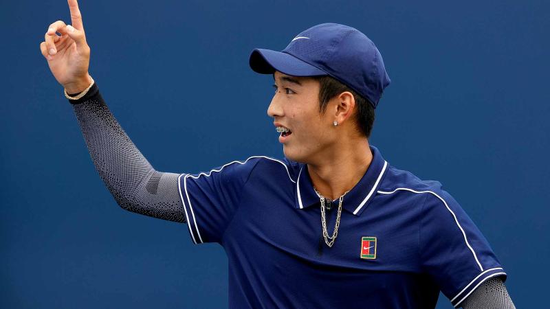 Nacido en 2005, Juncheng Shang es una de las grandes promesas del tenis con 17 años. Él podría ser el primer pupulo de Marcelo Ríos como entrenador.