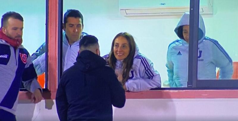 Cecilia Pérez viendo a la U en El Salvador.