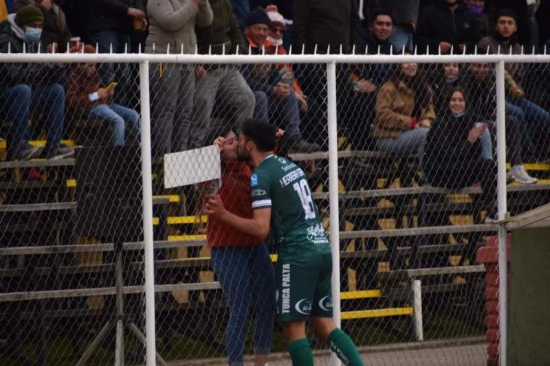 Una tierna celebración protagonizó Hugo Herrera de General Velásquez: se dio un beso a través de la reja con su pareja