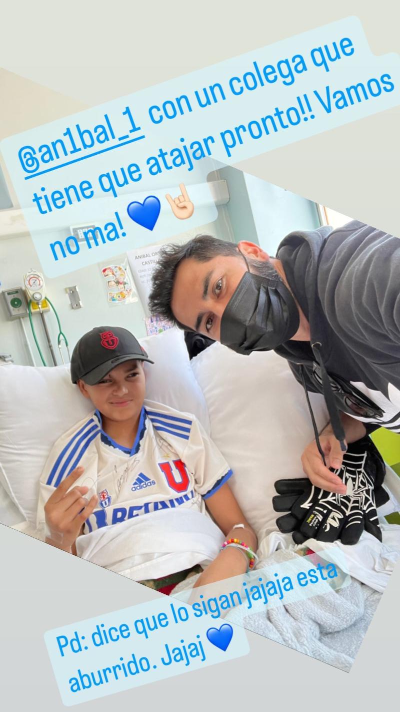 Johnny Herrera visitó a Aníbal Ortiz portero de la U Sub-12 luego de su trágico accidente.