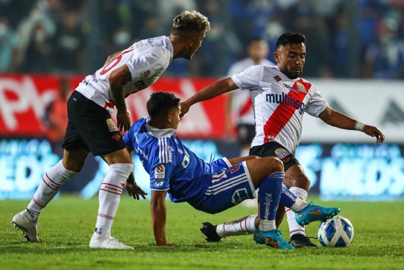 Curicó Unido y Universidad de Chile se miden en el estadio La Granja. Imagen: Agencia Uno.